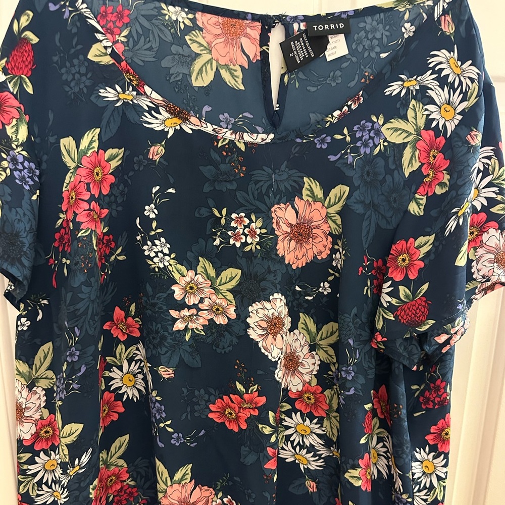 Brand: Torrid Size :2 (2x) Color: Navy w/ flower print, Short Sleeve